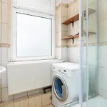 Apartman Bright And Cosy In By Renters