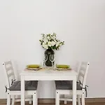 Bright And Cosy In By Renters Apartman Poznań