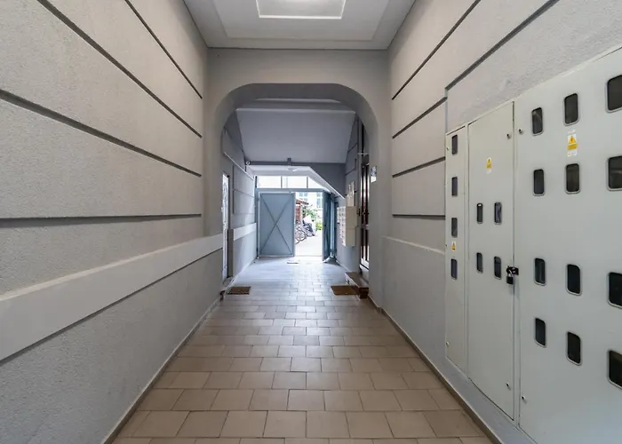 Bright And Cosy In By Renters Apartment Poznan