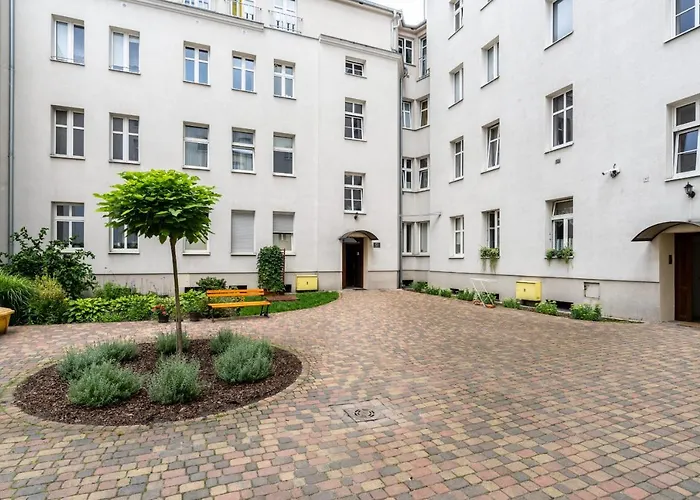 Bright And Cosy In By Renters Apartment *